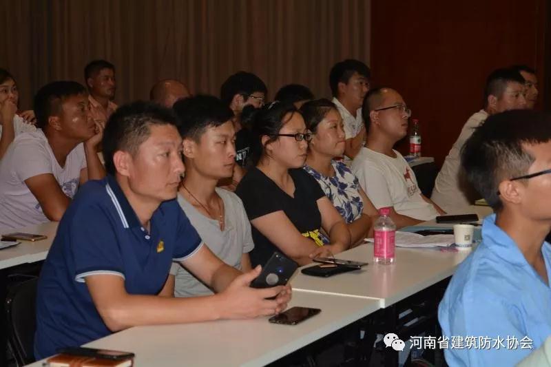 會(huì )員單位認真聽(tīng)課